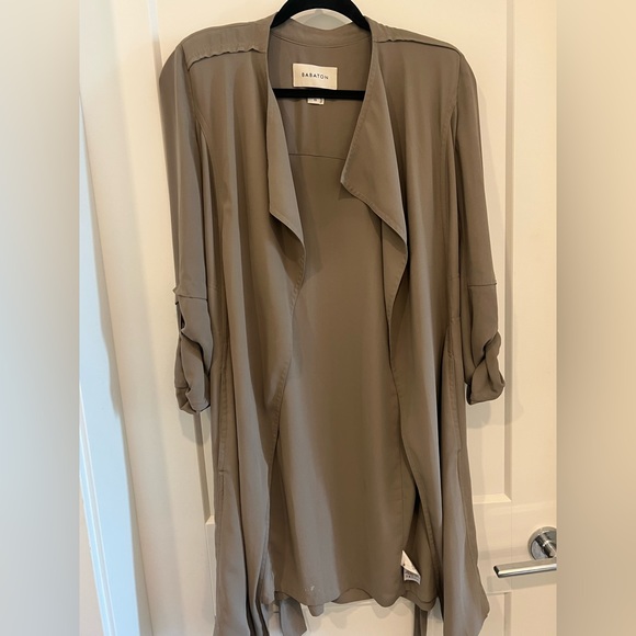 Babaton camel coloured trench size XS. Great condition. Light weight. - Picture 3 of 3